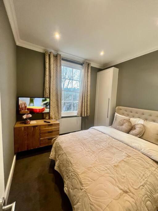 Flat In The Heart Of Holland Park Apartment Londra Exterior foto